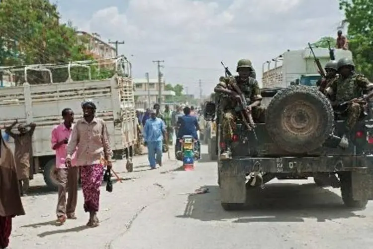 Soldados quenianos na cidade de Garissa: terroristas seguem em uma delas com um número desconhecido de reféns (Will Boase/AFP)