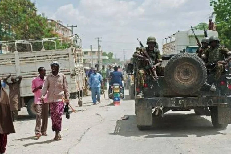 Soldados quenianos na cidade de Garissa: terroristas seguem em uma delas com um número desconhecido de reféns (Will Boase/AFP)
