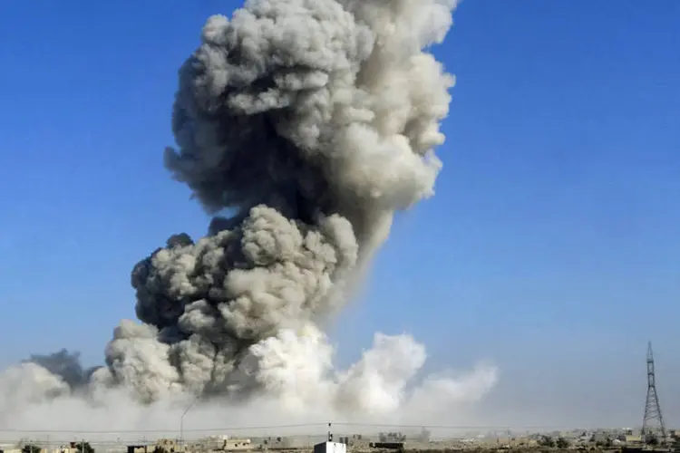 Ataque aéreo do Iraque contra o Estado Islâmico na cidade de Ramadi, no dia de Natal (REUTERS/Stringer)