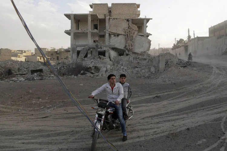 
	Moradores observam destrui&ccedil;&atilde;o causada por suposto ataque a&eacute;reo russo na prov&iacute;ncia de Idlib: esta semana, pela primeira vez de acordo com o Observat&oacute;rio S&iacute;rio para os Direitos Humanos (OSDH), avi&otilde;es russos bombardearam o sul da prov&iacute;ncia de Deraa
 (Khalil Ashawi/Reuters)