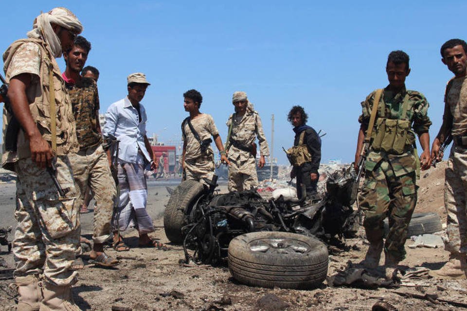 Triplo ataque suicida mata 13 em quartel no Iêmen