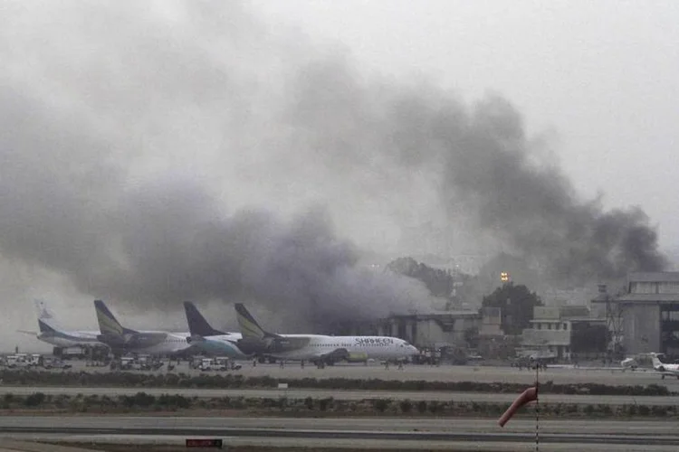 Ataque do Taleban a aeroporto: Paquistão enviou tropas, artilharia e helicópteros para combater os insurgentes (Athar Hussain/Reuters)