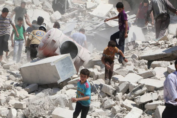 
	Ataques em Aleppo: as for&ccedil;as do governo tentam h&aacute; meses cercar a cidade, cortando as rotas de abastecimento dos bairros rebeldes que levam &agrave; Turquia
 (Abdalrhman Ismail / Reuters)