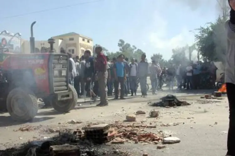 Manifestantes tunisianos, na mesma região onde foram mortos os três soldados (Rzouga Khlifi/AFP)