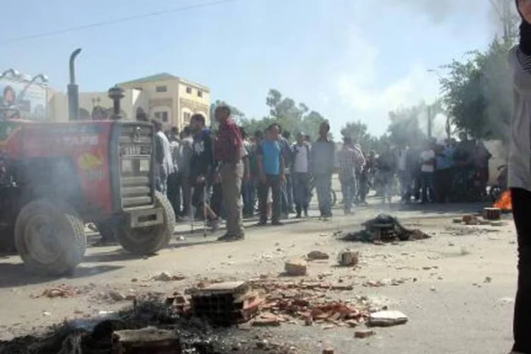 Manifestantes tunisianos, na mesma região onde foram mortos os três soldados (Rzouga Khlifi/AFP)