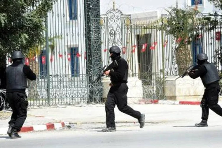 Forças de segurança chegam ao local do ataque: de acordo com o ministro, um policial tunisiano também morreu no ataque, o que eleva o balanço total a 21 mortos (Fethi Belaid/AFP)