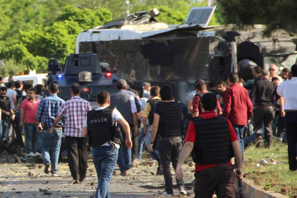 Ataque com carro-bomba causa pânico na Turquia