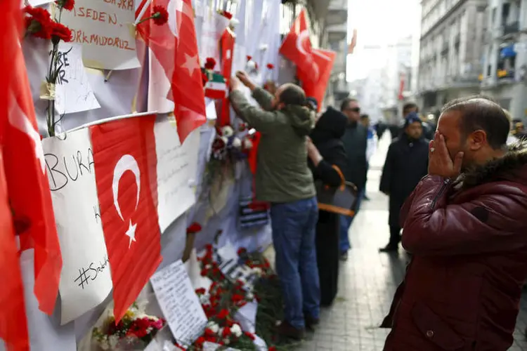 
	Ataques: &quot;Foi decidido elevar a advert&ecirc;ncia para os que visitarem a Turquia, de um primeiro n&iacute;vel de amea&ccedil;a concreta a uma amea&ccedil;a concreta elevada&quot;
 (Osman Orsal / Reuters)