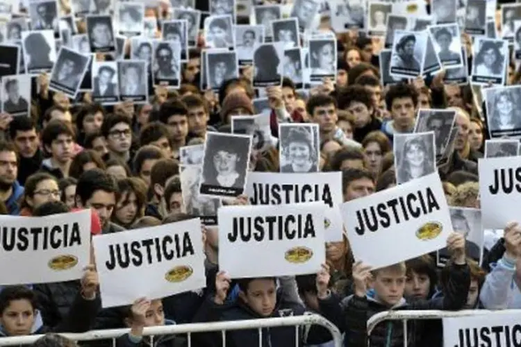 
	Cartazes e fotos de v&iacute;timas do ataque contra a associa&ccedil;&atilde;o judaica em Buenos Aires
 (Daniel Garcia/AFP)