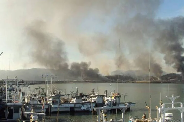 Fumaça na ilha de Yeonpyeong, na Coreia do Sul, após o ataque dos vizinhos do Norte (Getty Images)