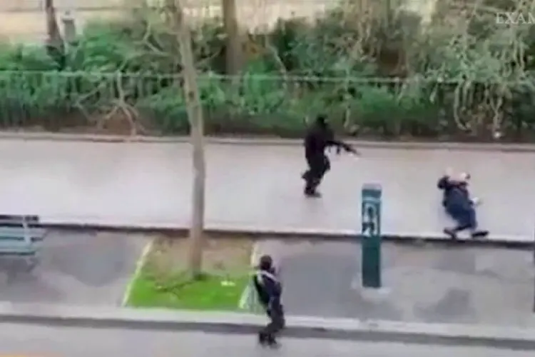 Terroristas atacam suposto policial em Paris (Reprodução)