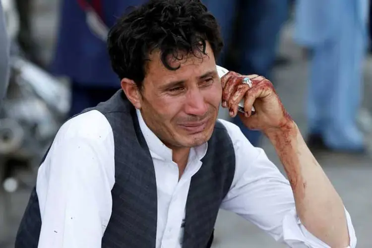 Homem chora após ataque em Cabul, no Afeganistão, que deixou dezenas de mortos (Reuters)