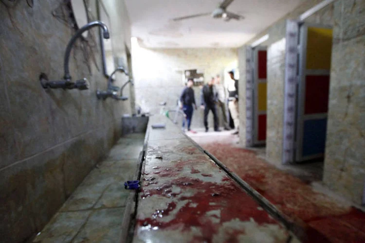 
	Sangue &eacute; visto em local de ataque em Bagd&aacute;: o Estado Isl&acirc;mico informou que o ataque tinha como alvo &quot;rejeicionistas&quot;
 (REUTERS/Ahmed Saad)