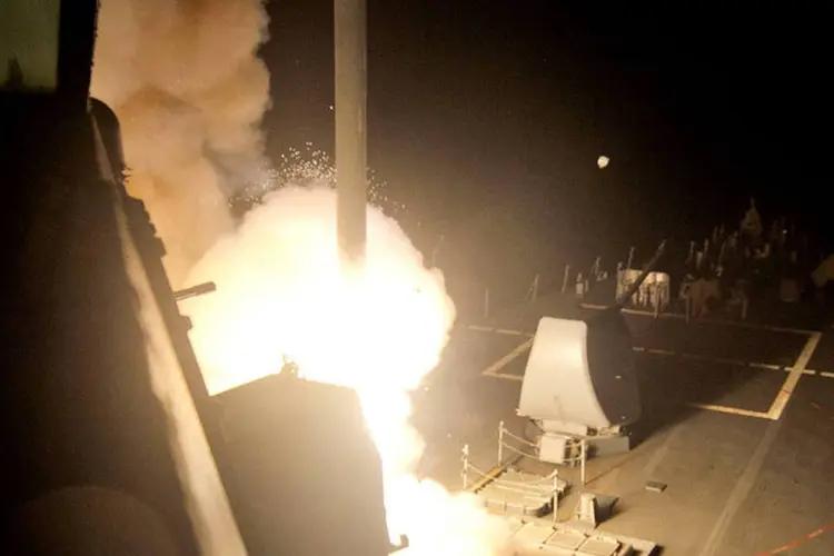 Míssil Tomahawk lançado de navio dos EUA no Mar Vermelho contra o Estado Islâmico (Marinha dos EUA/Carlos M. Vazquez/Divulgação via Reuters)