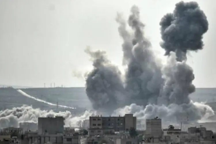 
	Fuma&ccedil;a ap&oacute;s ataques a&eacute;reos da coaliz&atilde;o liderada pelos EUA contra militantes do Estado Isl&acirc;mico: foram quatro mil ataques durante os &uacute;ltimos nove meses
 (Aris Messinis/AFP)