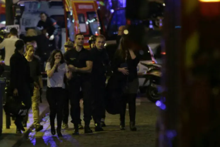 
	Pessoas deixam &aacute;rea ap&oacute;s ataques em Paris
 (KENZO TRIBOUILLARD/AFP)