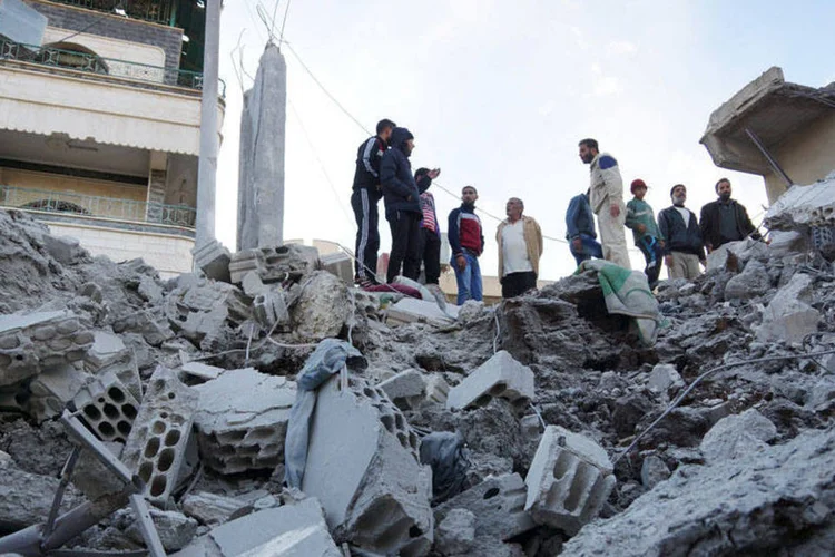 
	Local supostamente atingido por ataque russo em Deraa: aeronaves russas e s&iacute;rias bombardearam &aacute;reas tomadas pelo Estado Isl&acirc;mico na S&iacute;ria
 (REUTERS/Alaa Al-Faqir)