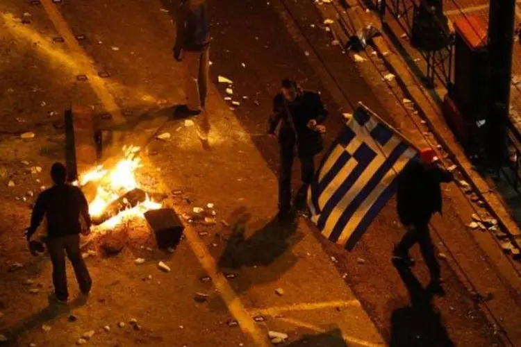 Enquanto o plano de austeridade era aprovado, Atenas virou palco de conflitos entre a população e a polícia (Vladimir Rys/Getty Images)