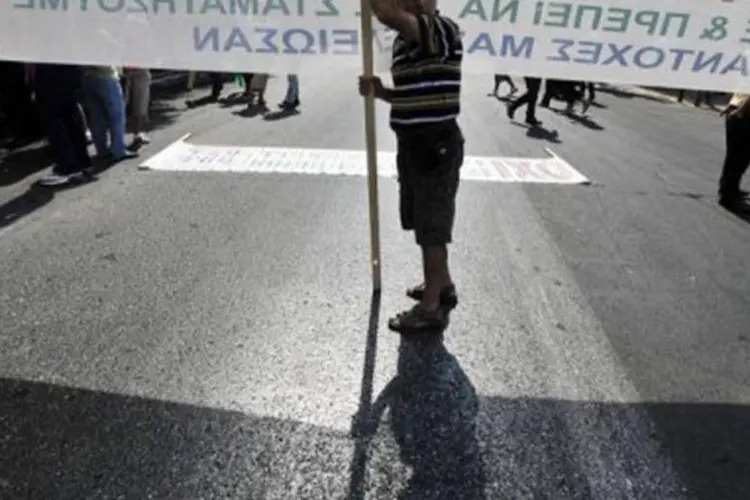 
	Grevista protesta em Atenas em 12 de setembro de 2012: o governo grego quer pedir dois anos adicionais para reduzir o d&eacute;ficit p&uacute;blico
 (Louisa Gouliamaki/AFP)