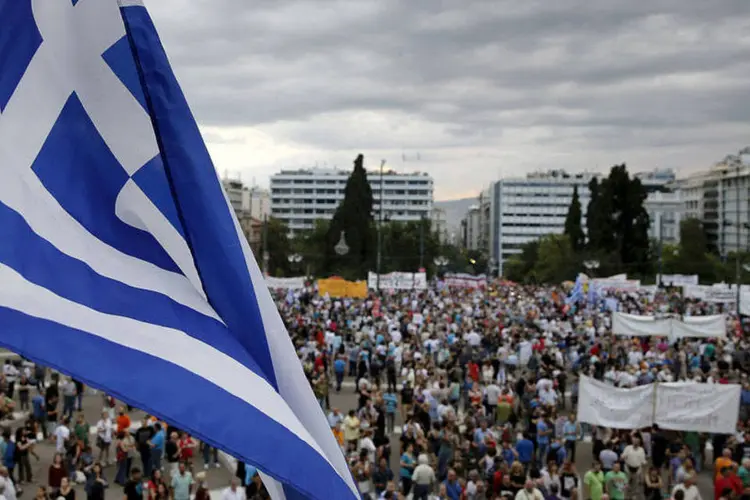 
	A manifesta&ccedil;&atilde;o de apoiadores do partido de Tsipras, o Syriza, e outros opositores ao euro, foi o segundo protesto anti-euro em uma semana no centro de Atenas
 (REUTERS/Yannis Behrakis)