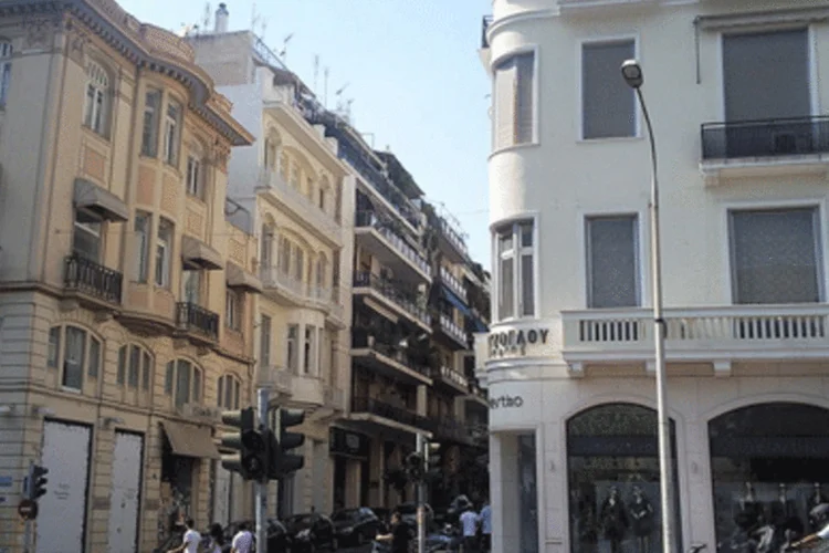 Rua comercial de Atenas: pedido de ajuda pode ser só o início de uma série de medidas dolorosas a serem tomadas (.)