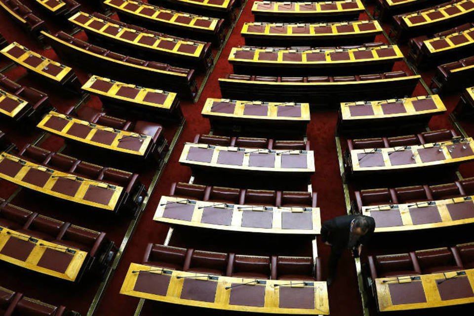 Primeiro-ministro grego solicita dissolução do Parlamento