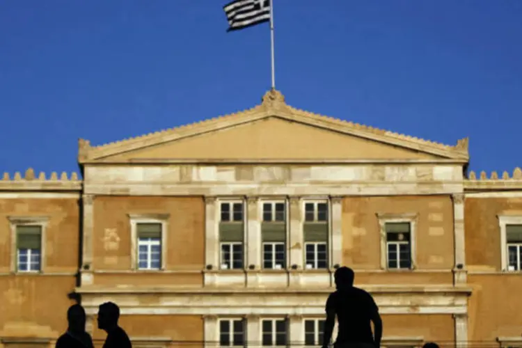 
	Sede do parlamento grego em Atenas, na Gr&eacute;cia: partir de agora, os deputados dever&atilde;o comprar o caf&eacute; por sua conta na cafeteria
 (Kostas Tsironis/Bloomberg)