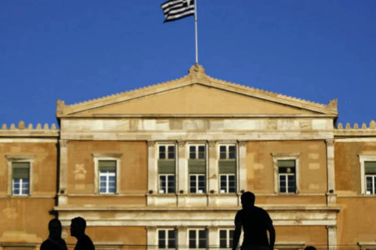 
	O pacote legal ser&aacute; debatido agora na sess&atilde;o plen&aacute;ria desta tarde e votado previsivelmente na madrugada da quinta-feira
 (Kostas Tsironis/Bloomberg)