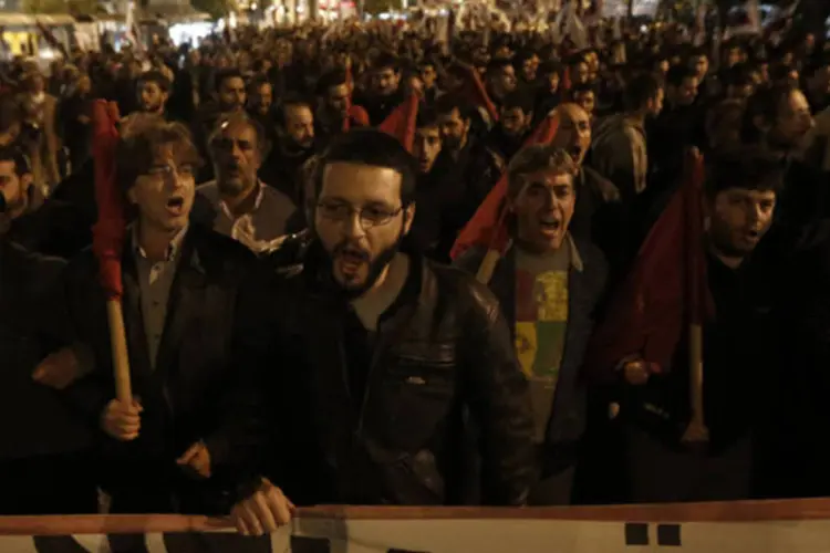 A manifestação, que contava com cerca de 3 mil pessoas, foi iniciada na Praça Sintagma, em frente ao Parlamento de Atenas. (REUTERS/John Kolesidis)