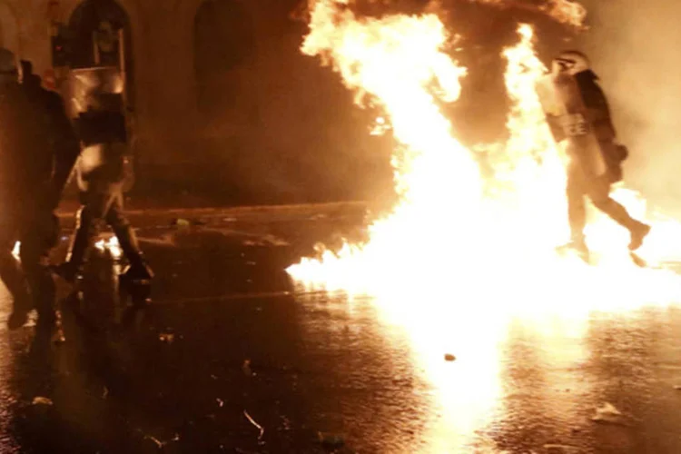Protestos contra austeridade em Atenas: uma nuvem de gases se elevou sobre a emblemática praça que abriga o Parlamento heleno (REUTERS)