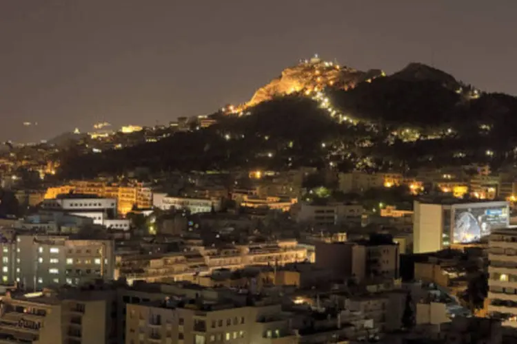 Vista noturna de Atenas, na Grécia (Wikimedia Commons)