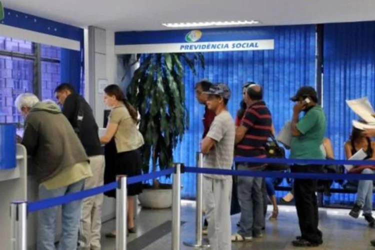 
	Atendimento no INSS: A altera&ccedil;&atilde;o nas regras pode resultar num aumento no n&uacute;mero de processos pedindo a &quot;desaposenta&ccedil;&atilde;o&quot;
 (Antonio Cruz/Agência Brasil)