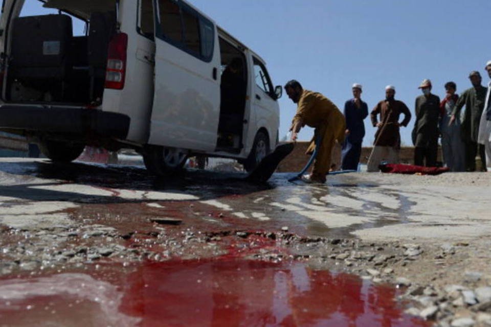 Atentado suicida talibã contra a Otan mata 5 no Afeganistão