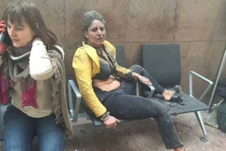 
	Bruxelas: a mulher de casaco amarelo &ldquo;estava em choque. N&atilde;o chorava nem gritava. Ela s&oacute; olhava o corredor com medo&rdquo;, contou a jornalista
 (Reprodução/ Facebook/ Ketevan Kardava)