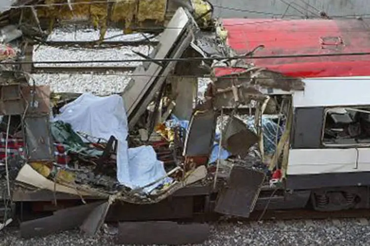 Vagão destruído pela explosão de uma bomba, na estação ferroviária de Atocha, em Madri, após os atentados de 2004
 (Christophe Simon/AFP)