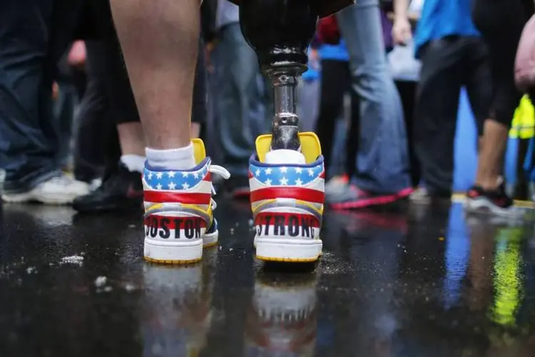 Tênis de um dos sobreviventes das explosões da Maratona de Boston de 2013, durante celebração de uma ano do atentado, em Massachusetts (Brian Snyder/Reuters)