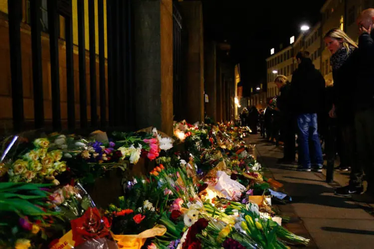 Flores estão sendo depositadas em local onde ocorreu tiroteio em Copenhague (Reuters)