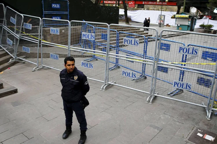 
	Ataque: nesta segunda-feira, a pol&iacute;cia turca deteve na localidade de Sanliurfa (sudeste) entre quatro e seis suspeitos
 (Umit Bektas / Reuters)