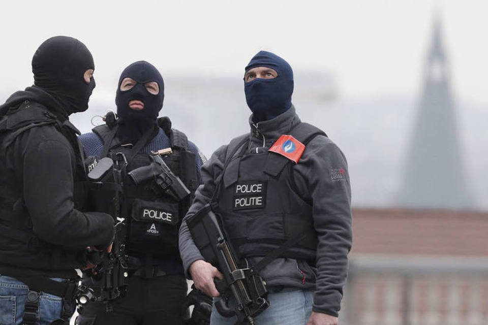 Polícia isola praça central de Bruxelas por homem suspeito
