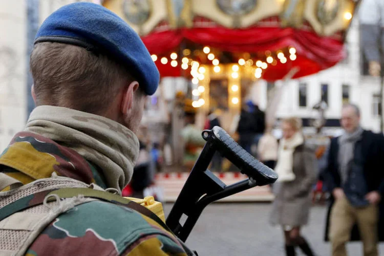 
	Soldado em Bruxelas: os seis detidos agora ter&atilde;o que prestar depoimento, conforme informou a Promotoria do pa&iacute;s
 (Francois Lenoir / Reuters)