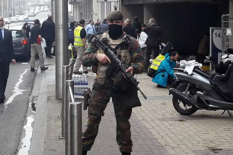 
	Soldado perto do metr&ocirc; de Maalbeek: &eacute; segunda reconstru&ccedil;&atilde;o que as autoridades belgas realizam para esclarecer a cronologia dos atentados
 (Cédric Simon / AFP)