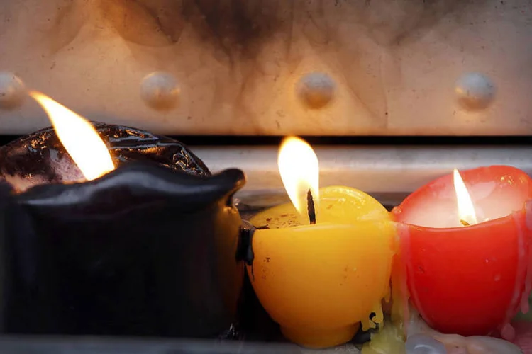 
	Bruxelas: Velas com as cores da bandeira da B&eacute;lgica, Bruxelas
 (Vincent Kessler / Reuters)