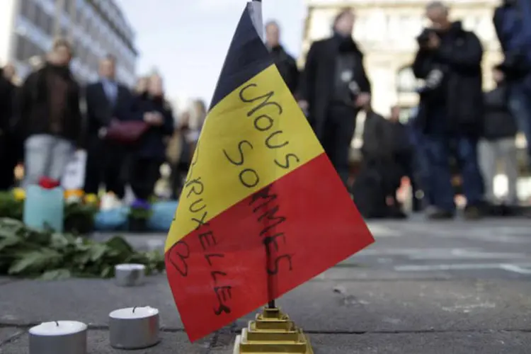
	Atentado: bandeira belga com dizeres &quot;Somos todos Bruxelas&quot;, em memorial na Pra&ccedil;a principal de Bruxelas
 (Kenzo Tribouillard / AFP)