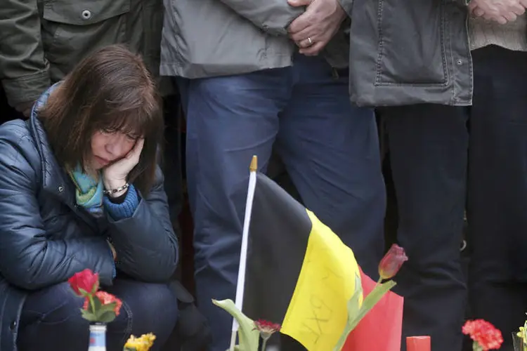 
	Bruxelas:Mulher durante minuto de sil&ecirc;ncio ap&oacute;s atentados
 (Christian Hartmann / Reuters)