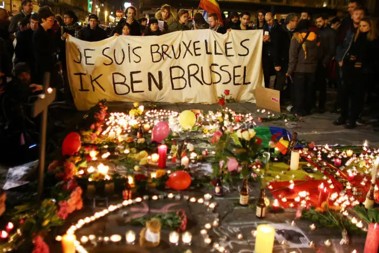 
	Atentado: transformado em memorial, a Place de la Bourse foi inundada de express&otilde;es de solidariedade, mensagens, bandeiras, velas e flores
 (Carl Court / Getty Images)