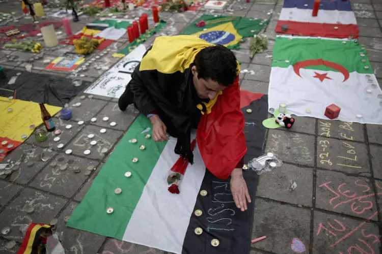 
	Memorial para v&iacute;timas feito no centro de Bruxelas ap&oacute;s atentados: pelo menos 31 pessoas morreram e 271 ficaram feridas nos ataques, disse o procurador
 (Christopher Furlong / Getty Images)