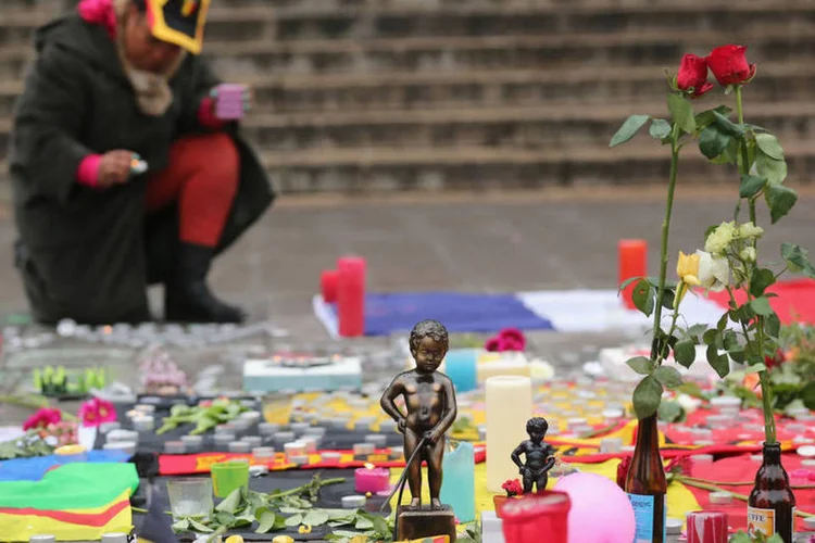 
	Atentado: centenas de pessoas se reuniram na Place de la Bourse, convertida em um memorial improvisado
 (Christopher Furlong / Getty Images)