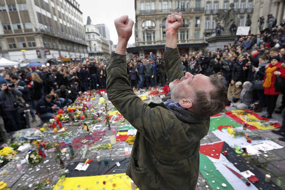 Comissão Europeia faz minuto de silêncio pelos atentados