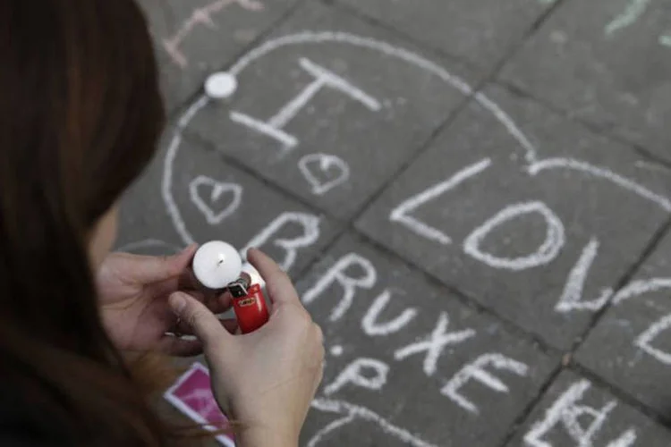 
	Atentado: as redes sociais n&atilde;o foram o &uacute;nico meio usado pelas pessoas, que tamb&eacute;m expressaram o rep&uacute;dio em mensagens escritas no ch&atilde;o da pra&ccedil;a da Bolsa de Bruxelas
 (Kenzo Tribouillard / AFP)