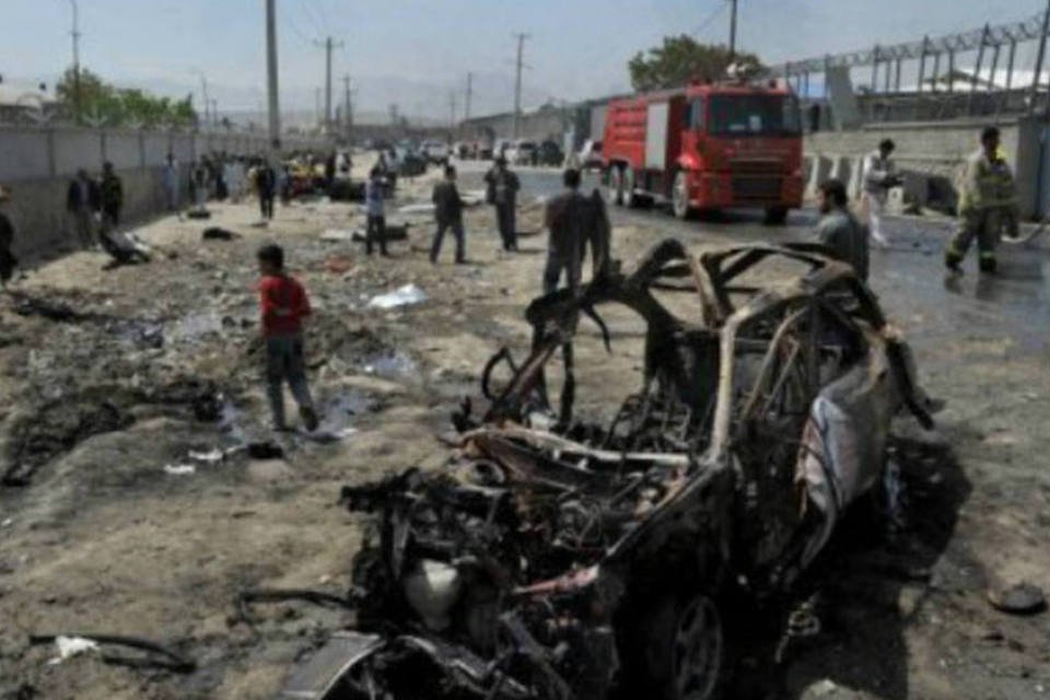 Explosão de caminhonete mata 8 civis no Afeganistão